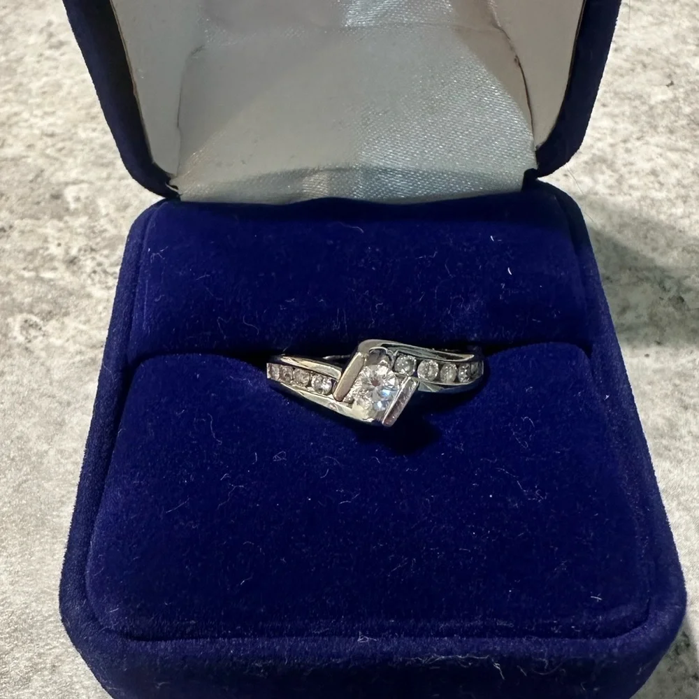 Diamond Ring - Picture 1 of 3